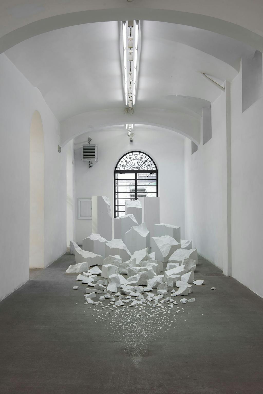 Exhibition view, Fondazione Giuliani, Rome - © Mennour