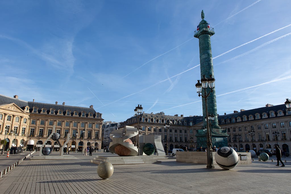 Installation view, Place Vend&ocirc;me, Paris - © Mennour