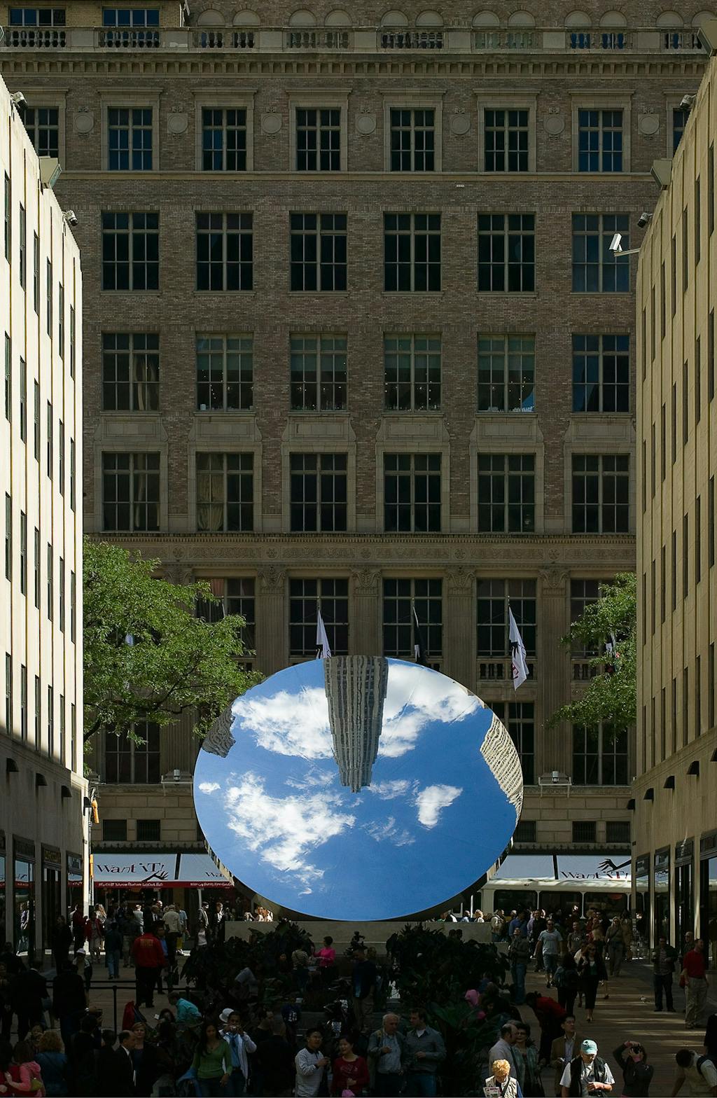 Exhibition view, Sky Mirror, Rockefeller Center, New York - © kamel mennour