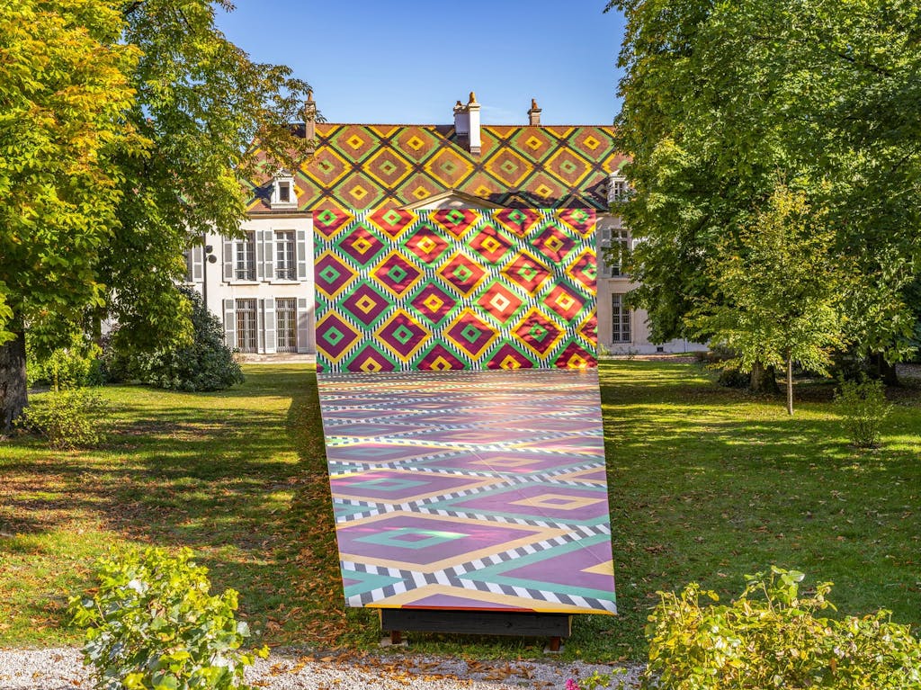 Installation view, Jardin de la Banque de France, Dijon - © Mennour