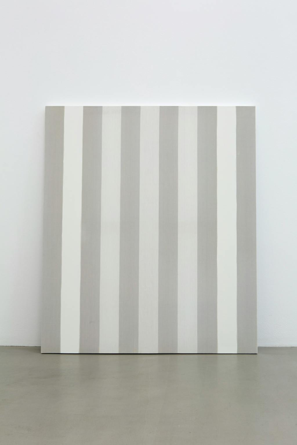 Peinture acrylique blanche sur tissu rayé blanc et gris clair - © kamel mennour