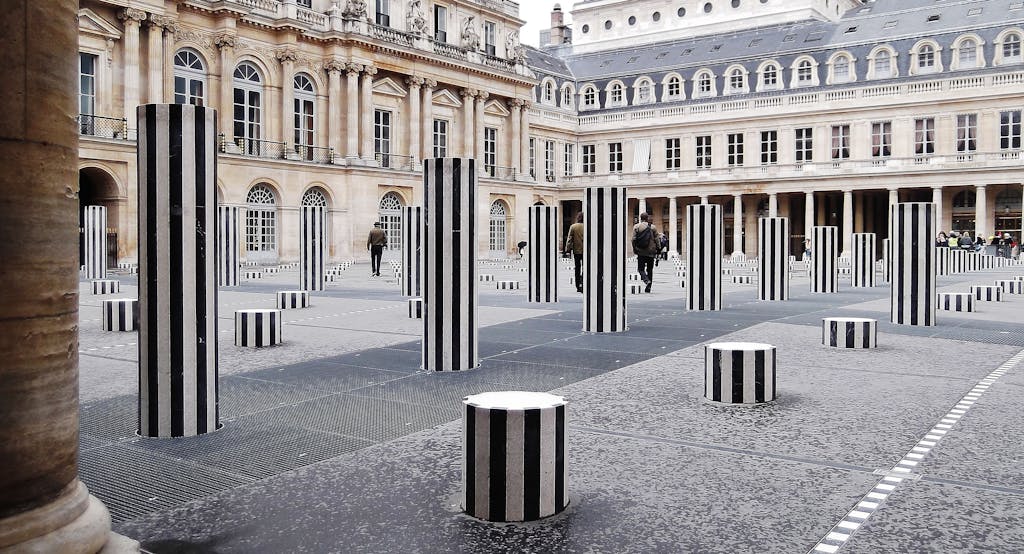Les Deux Plateaux, permanent sculpture in situ - © Mennour