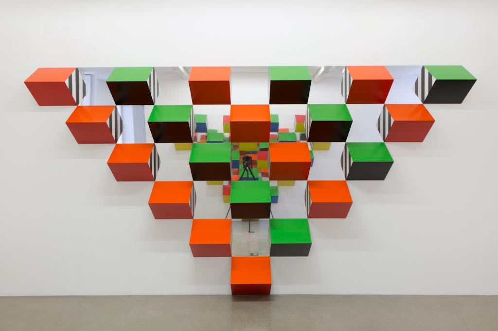 Pyramidal, haut-relief, travail in situ - A 2 - © kamel mennour