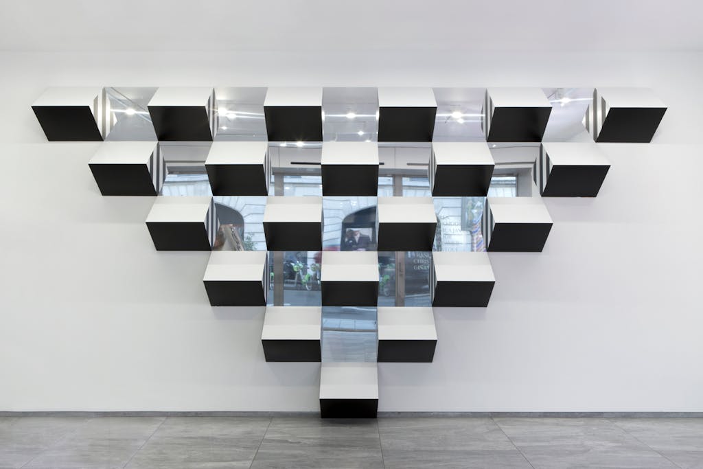 Pyramidal, haut-relief, work in situ – A5 - © Mennour