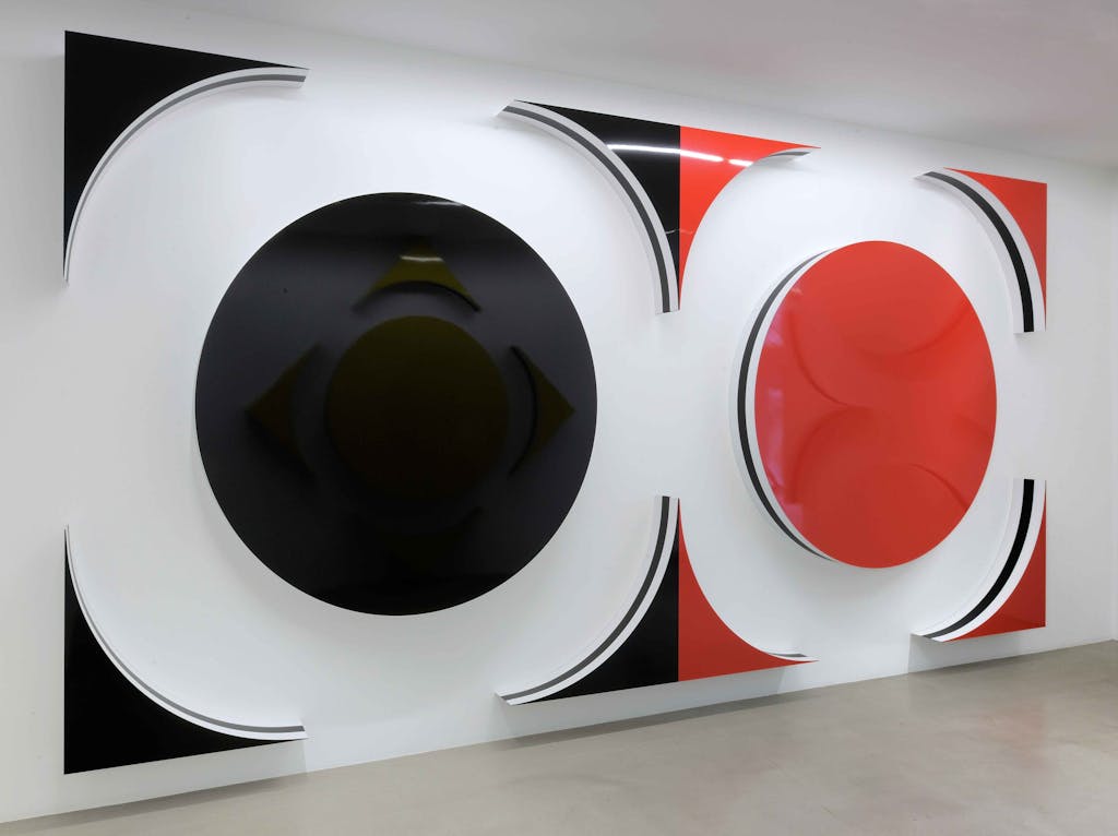 Quand les carrés font des cercles et des triangles. Diptyque : hauts-reliefs situés – D - © kamel mennour