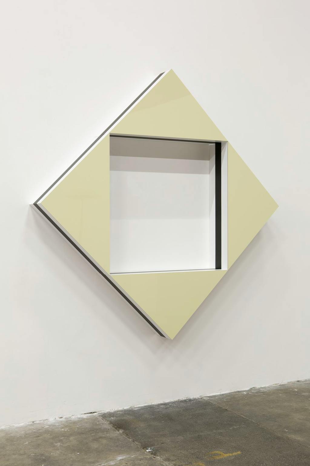 Quand les carrés font des triangles : Haut-Relief situé - F - © Mennour