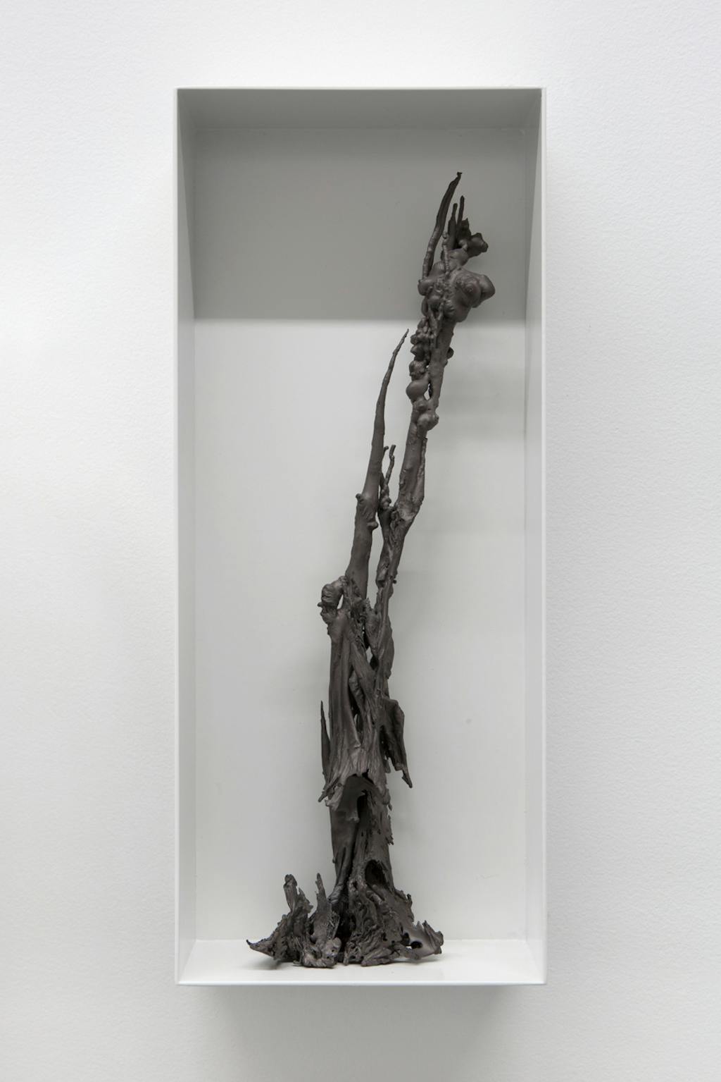 Bronze calciné, caisson en acier peint en blanc / Charred Bronze, White Painted Steel Box
48 x 20 x 8 cm (18,9 x 7,87 x 3,15 in.)
Piece unique / Unique piece - © kamel mennour