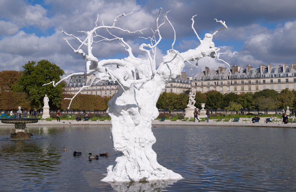 Exhibition view, Tuileries, Paris - © Mennour